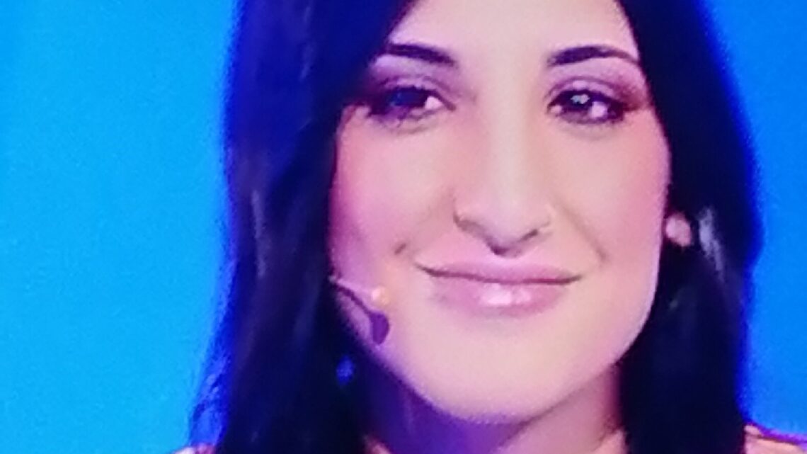 C’è posta per te, la storia di Rossella abbandonata dal padre: “Cresciuta in famiglie affidatarie” C’è posta per te, la storia di Rossella abbandonata dal padre: “Cresciuta in famiglie affidatarie”