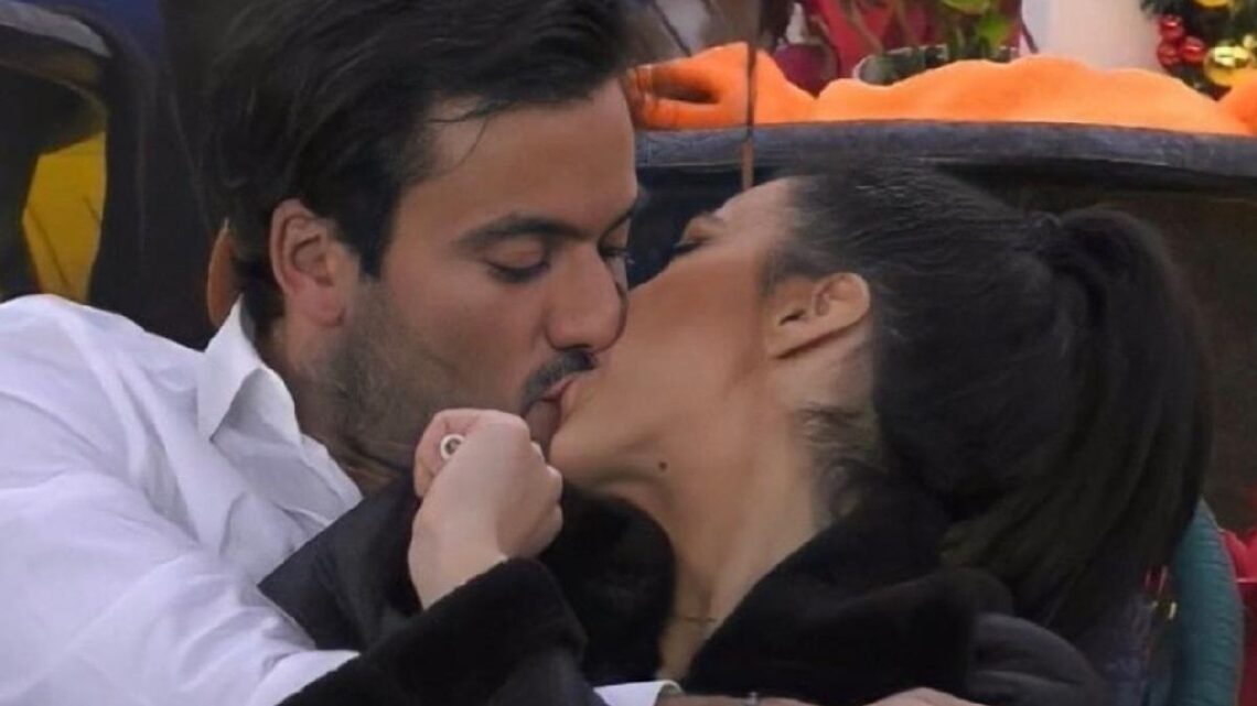 Giulia Salemi e Pretelli, la situazione si fa piccante sotto le coperte: scoppia la passione nella notte Giulia Salemi e Pretelli, la situazione si fa piccante sotto le coperte: scoppia la passione nella notte