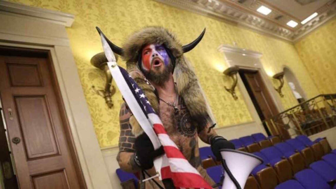 Chi è Jake Angeli, lo sciamano vestito da vichingo a capo dell’assalto a Washington Chi è Jake Angeli, lo sciamano vestito da vichingo a capo dell’assalto a Washington