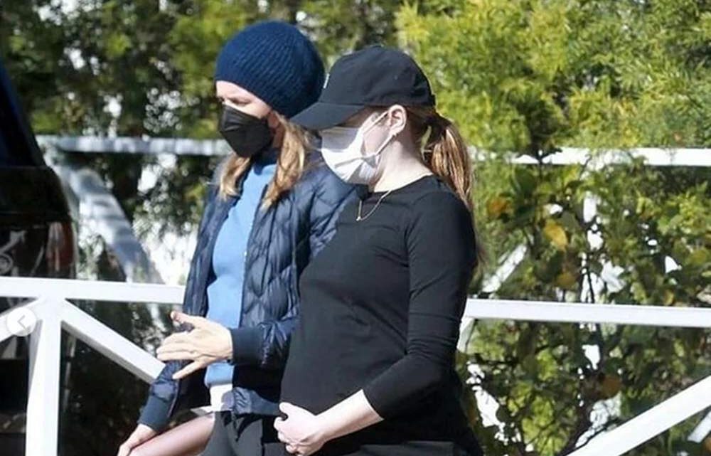 Emma Stone con il pancione, le foto diventano virali. L’attrice è in dolce attesa Emma Stone con il pancione, le foto diventano virali. L’attrice è in dolce attesa