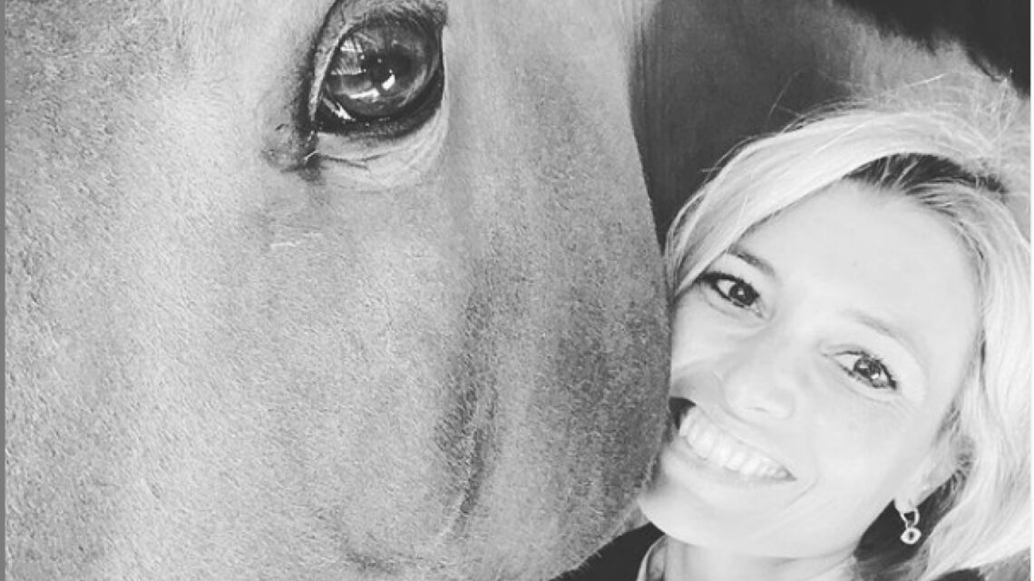 Carlotta Mantovan: la moglie di Fabrizio Frizzi riscopre la passione per i cavalli con la figlia Stella, la foto su Instagram