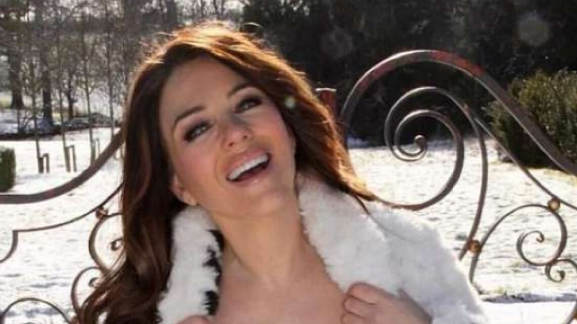 Liz Hurley, 55enne ex Hugh Grant, chiede al figlio 19enne di scattarle una foto hot per i social Liz Hurley, 55enne ex Hugh Grant, chiede al figlio 19enne di scattarle una foto hot per i social