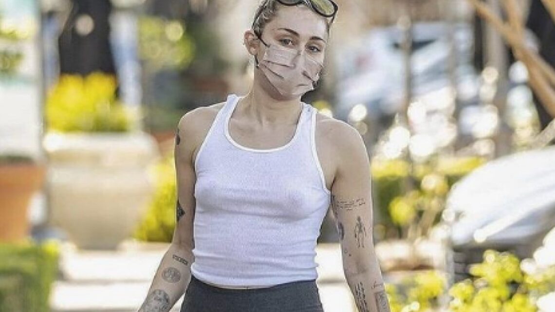 Miley Cyrus con la mascherina, ma senza intimo: il caso al TgCom24 Miley Cyrus con la mascherina, ma senza intimo: il caso al TgCom24