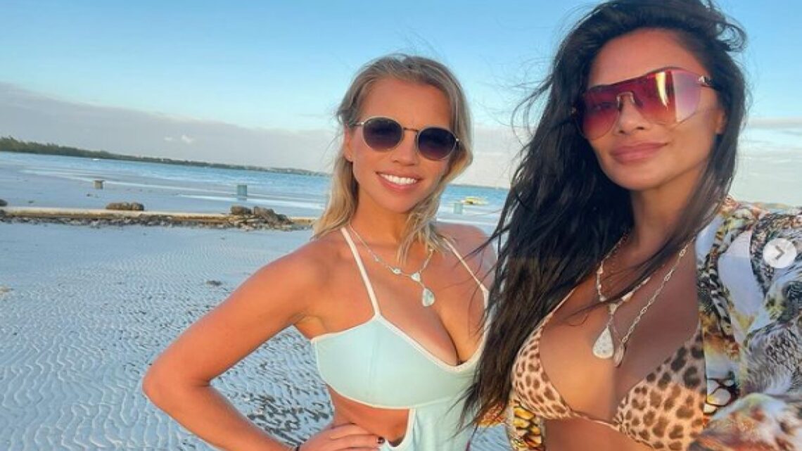Pussycat Dolls, momento “hot” per Nicole Scherzinger, in vacanza al mare con la sorella il bikini si restringe