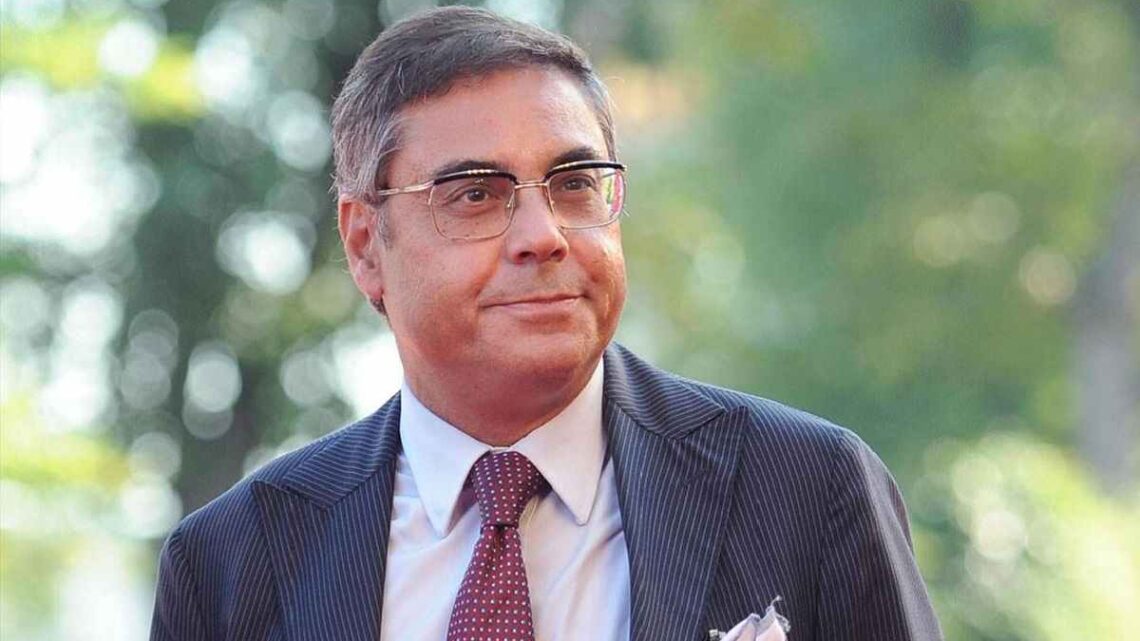 Chi è Andrea Vianello? Età e carriera del giornalista e conduttore nipote d’arte Chi è Andrea Vianello? Età e carriera del giornalista e conduttore nipote d’arte