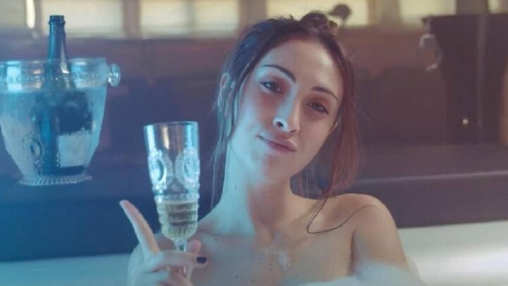 Chi è Caterina Lalli, la cantante che ha coinvolto Rocco Siffredi nel videoclip del suo singolo?