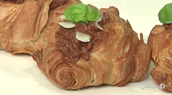 Cotto e Mangiato ricetta 1 febbraio 2021: croissant ripieni di ragù
