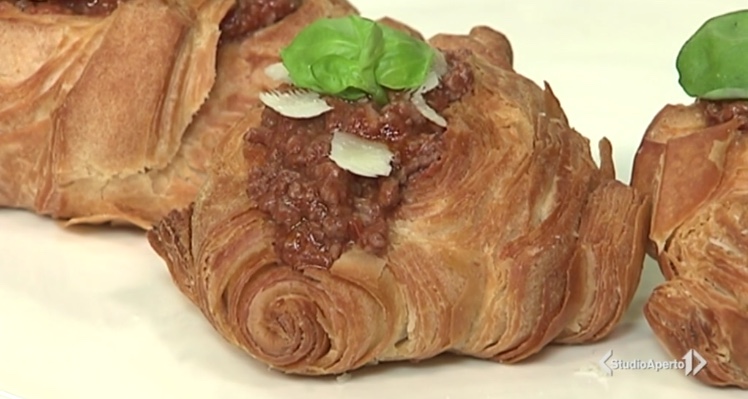 Cotto e Mangiato ricetta 1 febbraio 2021: croissant ripieni di ragù