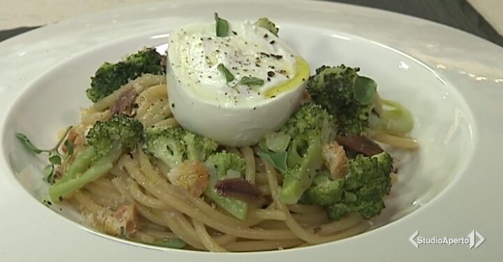 Cotto e Mangiato ricetta 2 febbraio 2021: spaghetti con broccoli e acciughe