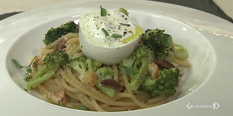 Cotto e Mangiato ricetta 2 febbraio 2021: spaghetti con broccoli e acciughe