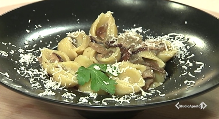 Cotto e Mangiato ricetta 16 febbraio 2021: conchiglie alla carbonara di funghi