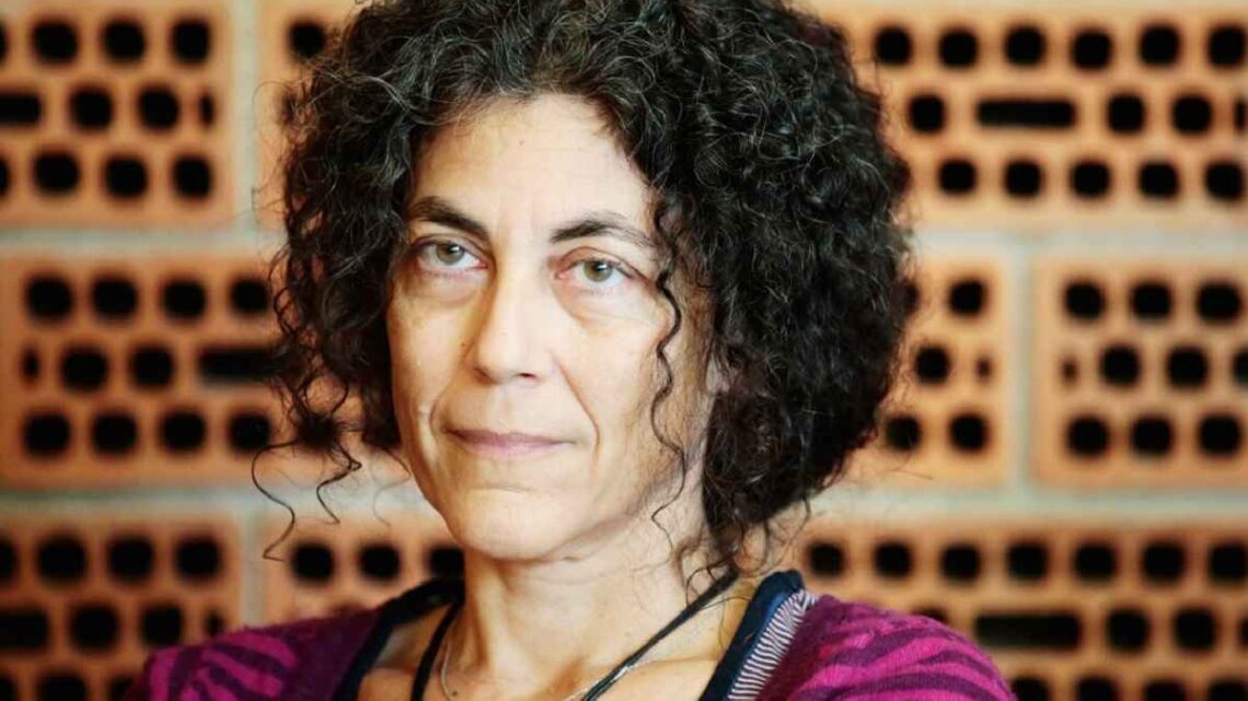 Chi è Maria Grazia Calandrone? Età e carriera della nota poetessa Chi è Maria Grazia Calandrone? Età e carriera della nota poetessa