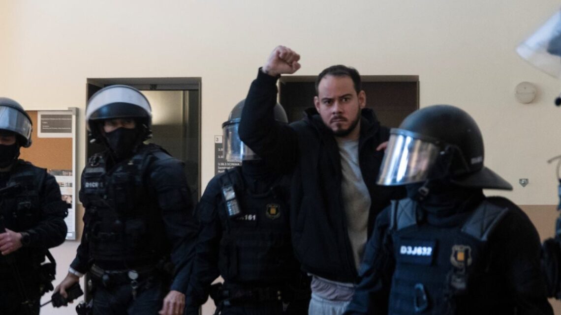 Arrestato il rapper Pablo Hasel, che canta contro il Re di Spagna. Solidarietà dal mondo della cultura Arrestato il rapper Pablo Hasel, che canta contro il Re di Spagna. Solidarietà dal mondo della cultura