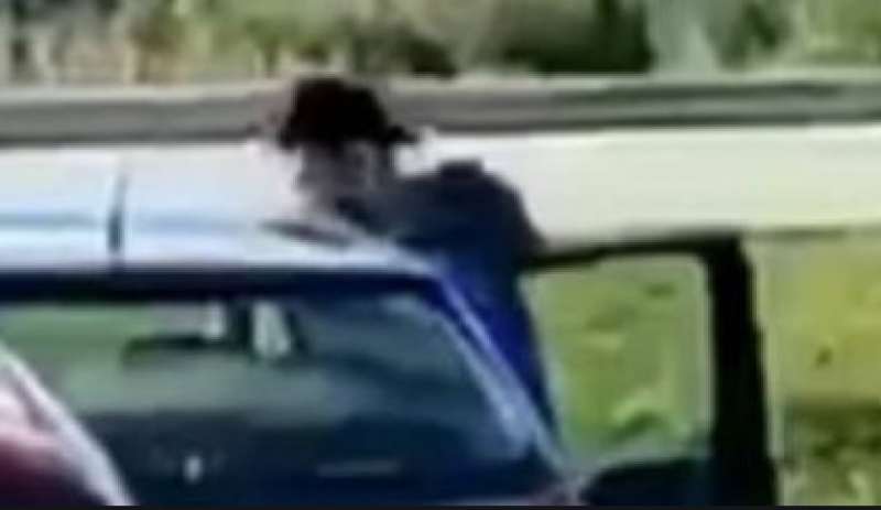 Momento “hot” nel parcheggio di un supermercato a Jesi: video subito virale Momento “hot” nel parcheggio di un supermercato a Jesi: video subito virale
