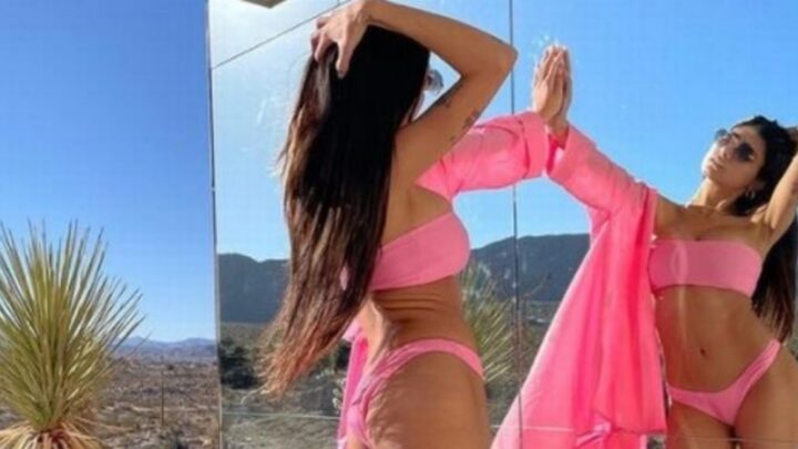 Mia Khalifa: l’ex pornostar 28enne svela perché ha scelto OnlyFans e regala ai fan una foto nel deserto con bikini rosa hot
