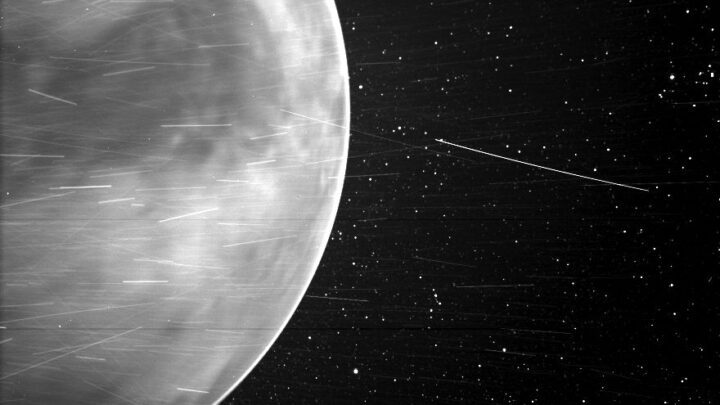 NASA: sonda solare scatta un’immagine sorprendente del lato oscuro di Venere
