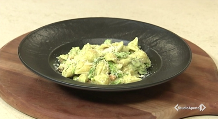 Cotto e Mangiato ricetta del 15  arco 2021: conchiglie con crema di asparagi