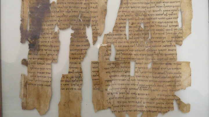 Israele: scoperti rotoli della Bibbia risalenti a 2000 anni fa. La scoperta sensazionale in una grotta