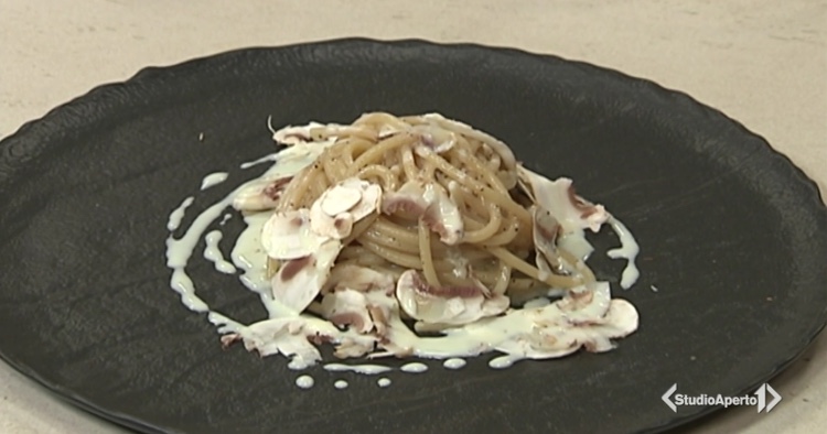 Cotto e Mangiato ricetta del 7 aprile 2021:spaghetti al sottobosco con aglio al latte e dragoncello