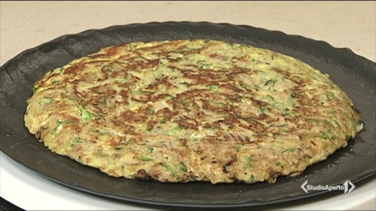 Cotto e Mangiato ricetta del 19 aprile 2021: frittata sgombro e zucchine