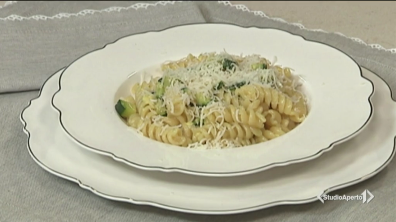 Cotto e Mangiato ricetta del 10 maggio 2021: fusilli zucchine e uova