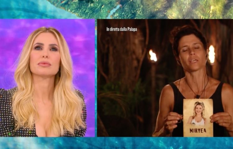 Isola dei famosi 2021, Isolde sulla bellezza naturale delle donne: “Belle anche con il seno piccolo”, Ilary pare seccata