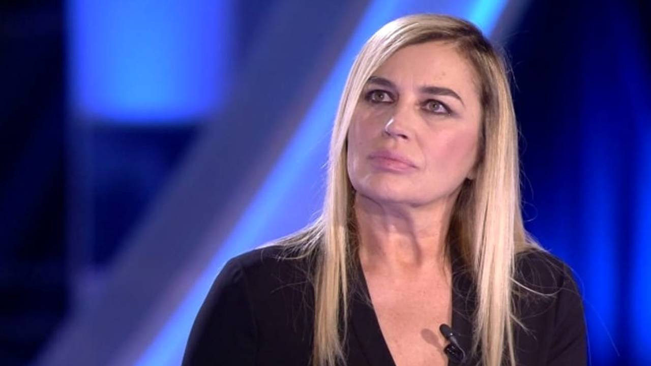 “Dopo la morte? Assolutamente niente”: Lory Del Santo si racconta e parla anche d’estate, di me too e del flirt con Mancini