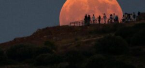Superluna di fragola nei cieli del 24 giugno 2021: perché si chiama così e come vederla Superluna di fragola nei cieli del 24 giugno 2021: perché si chiama così e come vederla