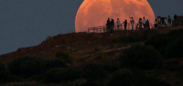 Superluna di fragola nei cieli del 24 giugno 2021: perché si chiama così e come vederla