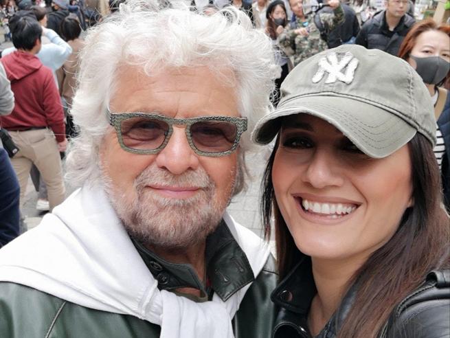 Chi è Nina Monti, la cantautrice a cui Grillo vuole affidare il rilancio del M5S