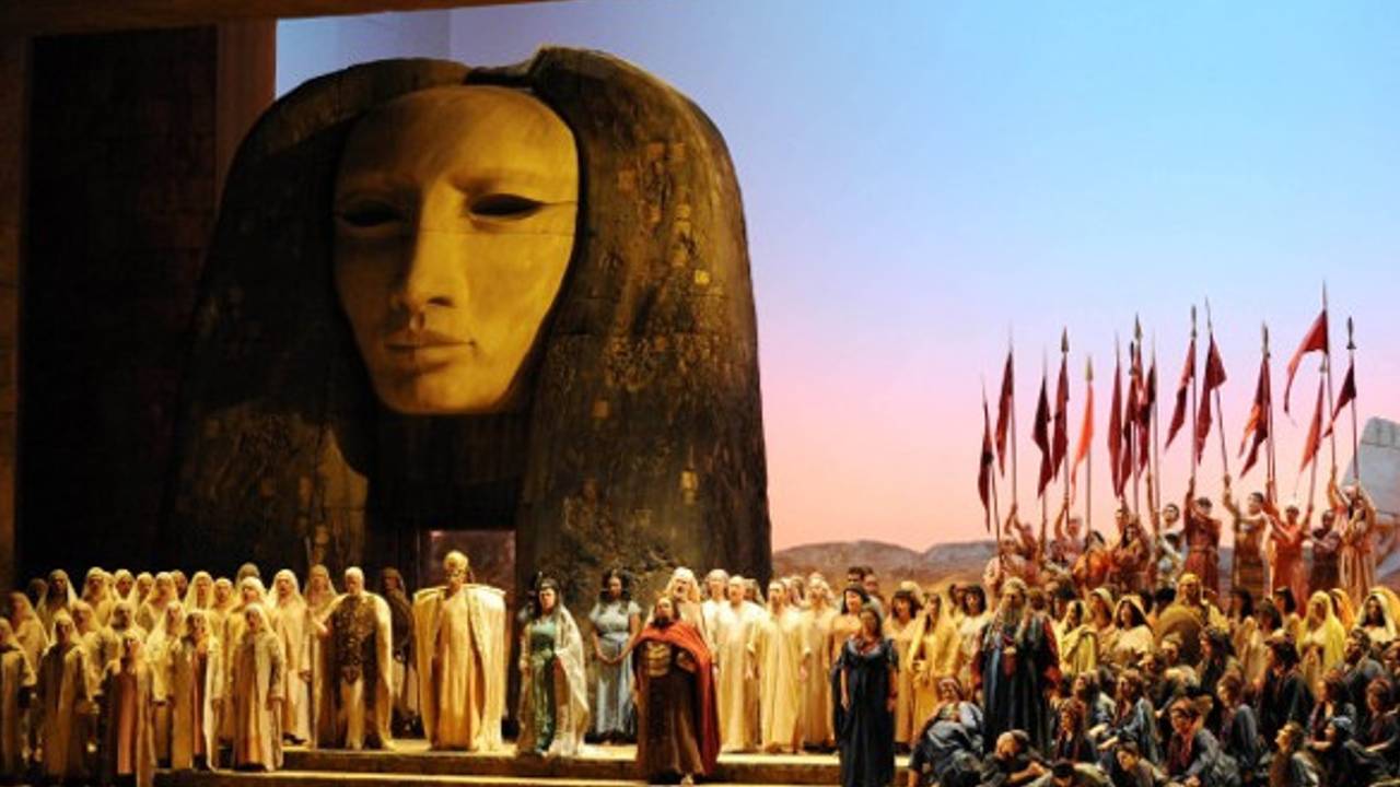 Una scena dell'opera Aida nella versione di Ozpetek