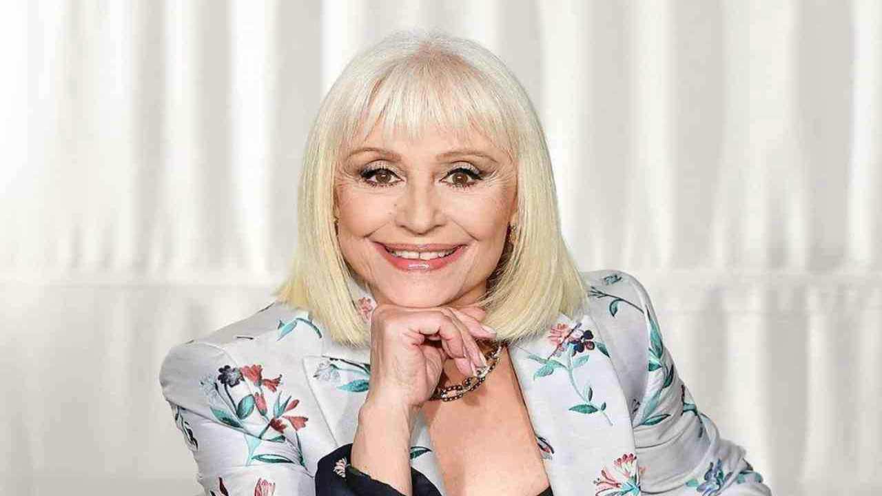 Raffaella Carrà, gli spagnoli pronti a dedicarle una piazza: “Icona di libertà, merita questo e altro”