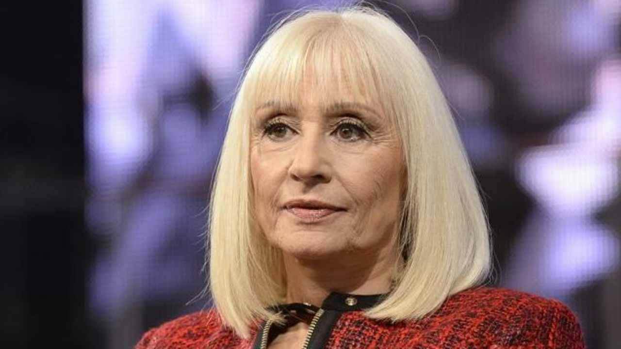 Addio a Raffaella Carrà, le 10 scene più memorabili dell’icona della tv italiana