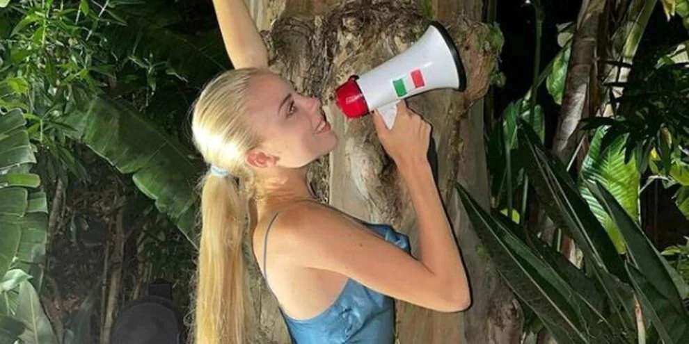 Festeggia l’Italia su Instagram, insulti per Carolina di Borbone: “Vergognati”