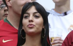 Georgina Rodriguez a Manchester per CR7, c’è una wag che la sta aiutando ad... Georgina Rodriguez a Manchester per CR7, c’è una wag che la sta aiutando ad...