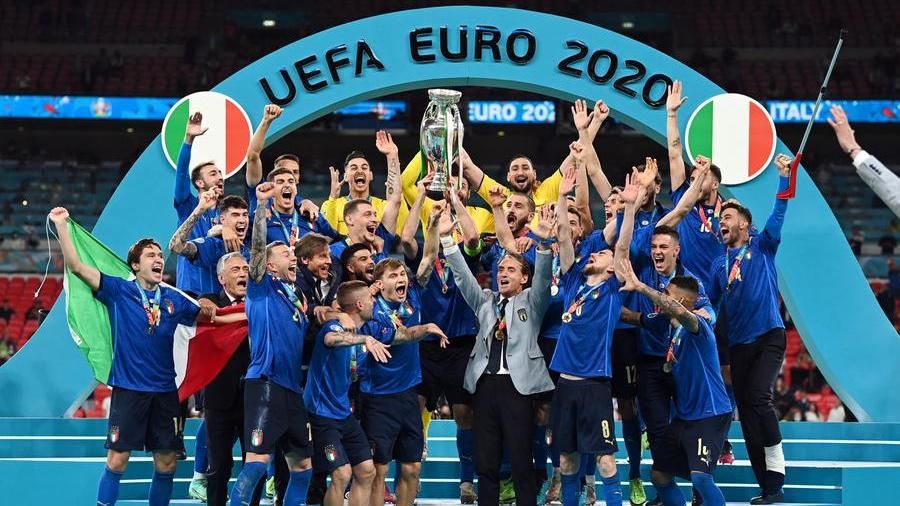 Italia campione d’Europa, dalla commozione di Mancini e Bernardeschi alla premiazione di Donnarumma