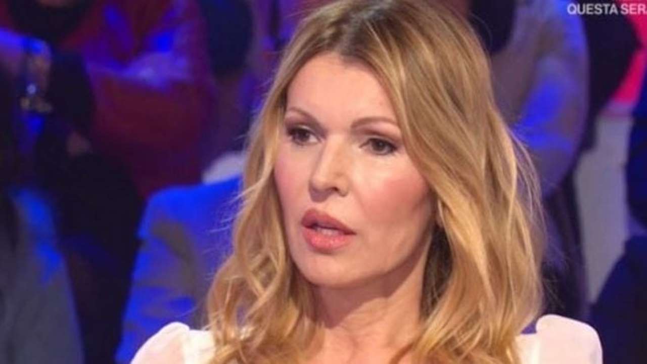 Rita Rusic esce allo scoperto con il nuovo fidanzato, le critiche: “Ma è tuo figlio?”