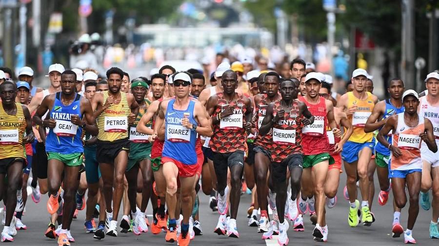 Tokyo 2020, maratoneta Amdouni rovescia a terra bottigliette d’acqua agli avversari: è polemica