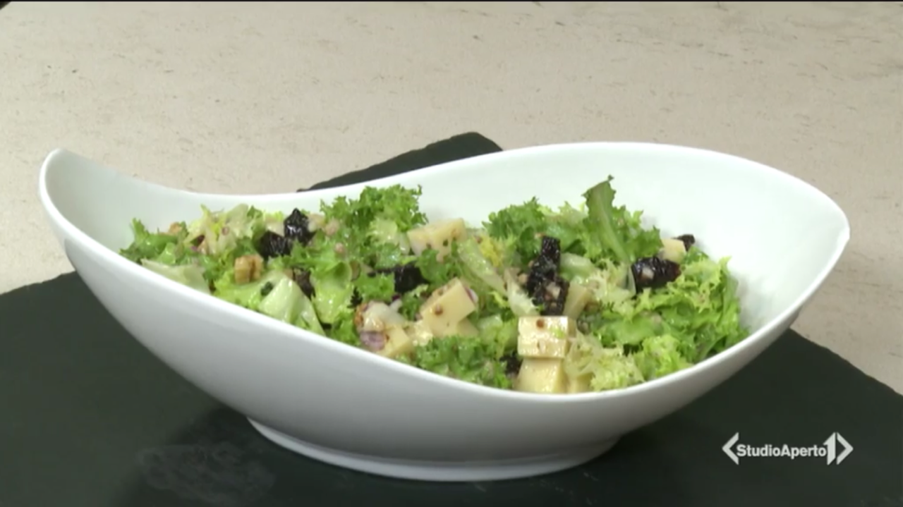 Cotto e Mangiato ricetta 25 ottobre 2021: insalata riccia con prugne e noci