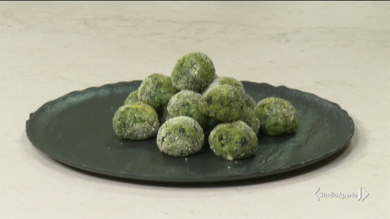 Cotto e Mangiato, ricetta 17 novembre 2021: polpette di patate e cavolo nero