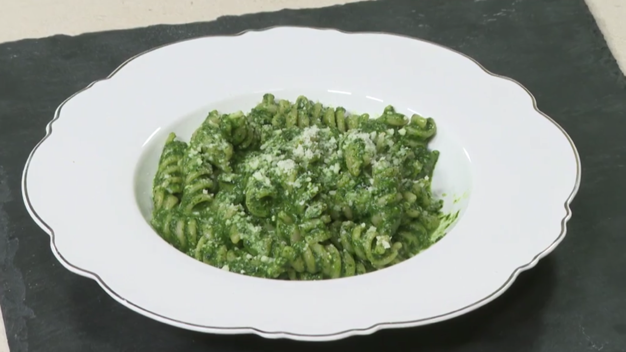 Cotto e Mangiato ricetta del 22 febbraio 2022: fusilli al pesto di cavolo nero