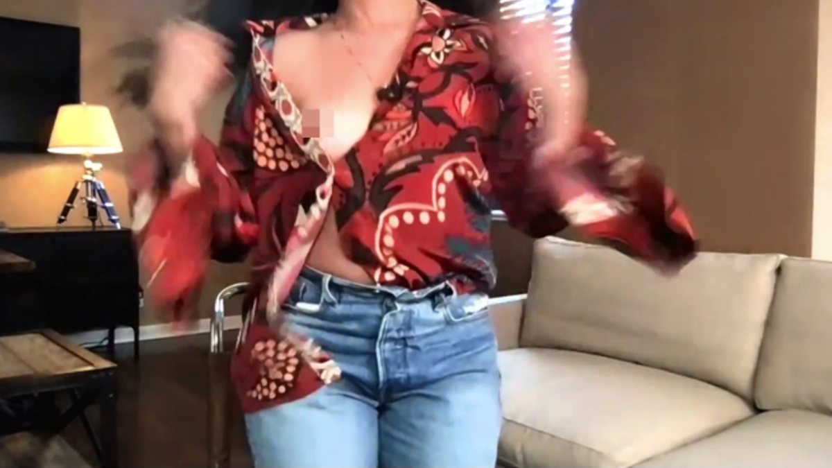 Camila Cabello fuori di tetta durante diretta tv: incidente al vestiario ed è topless – VIDEO