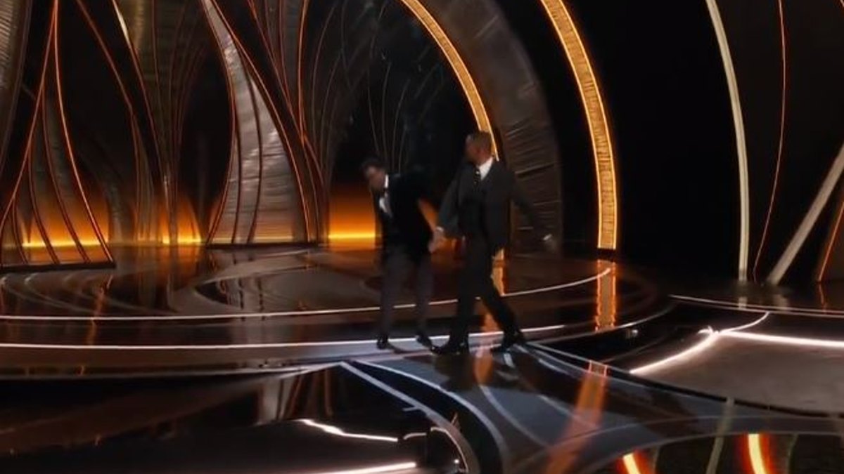 Oscar 2022, Will Smith schiaffeggia Chris Rock: il video della rissa senza censure