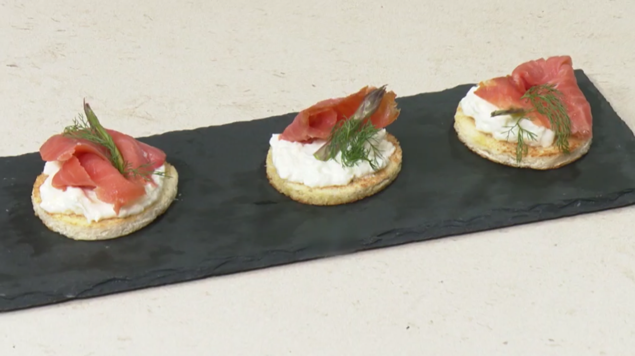 Cotto e Mangiato ricetta del 26 aprile 2022: crostini burrata trota ed asparagi