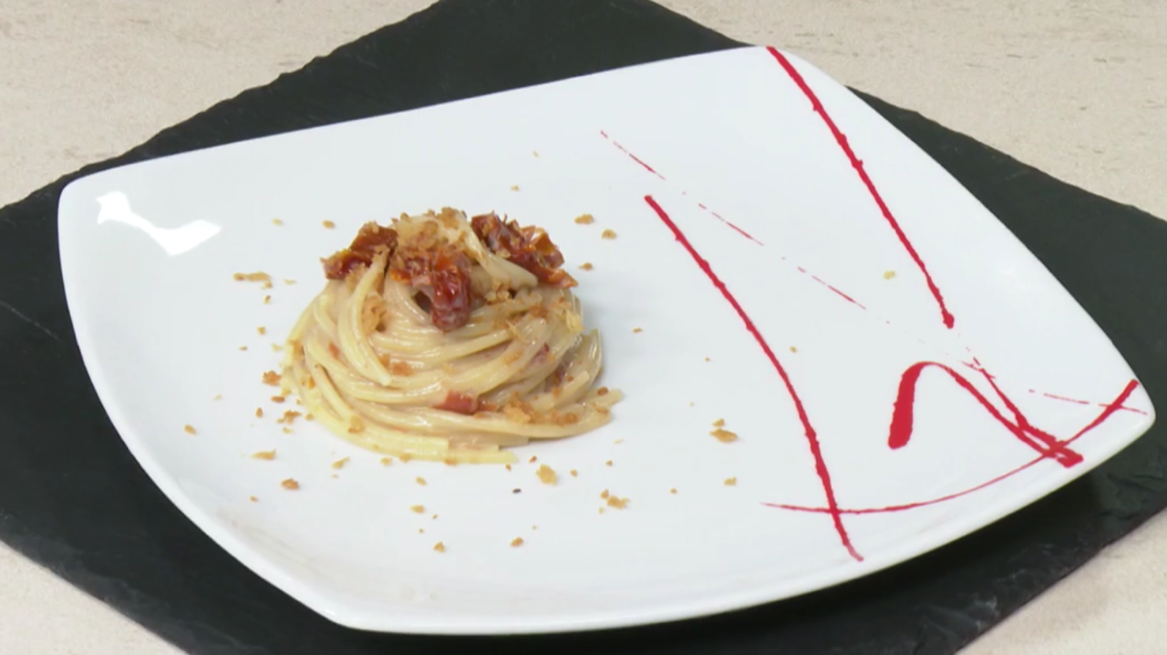 Cotto e Mangiato ricetta del 2 maggio 2022: spaghetti con mollica e burrata
