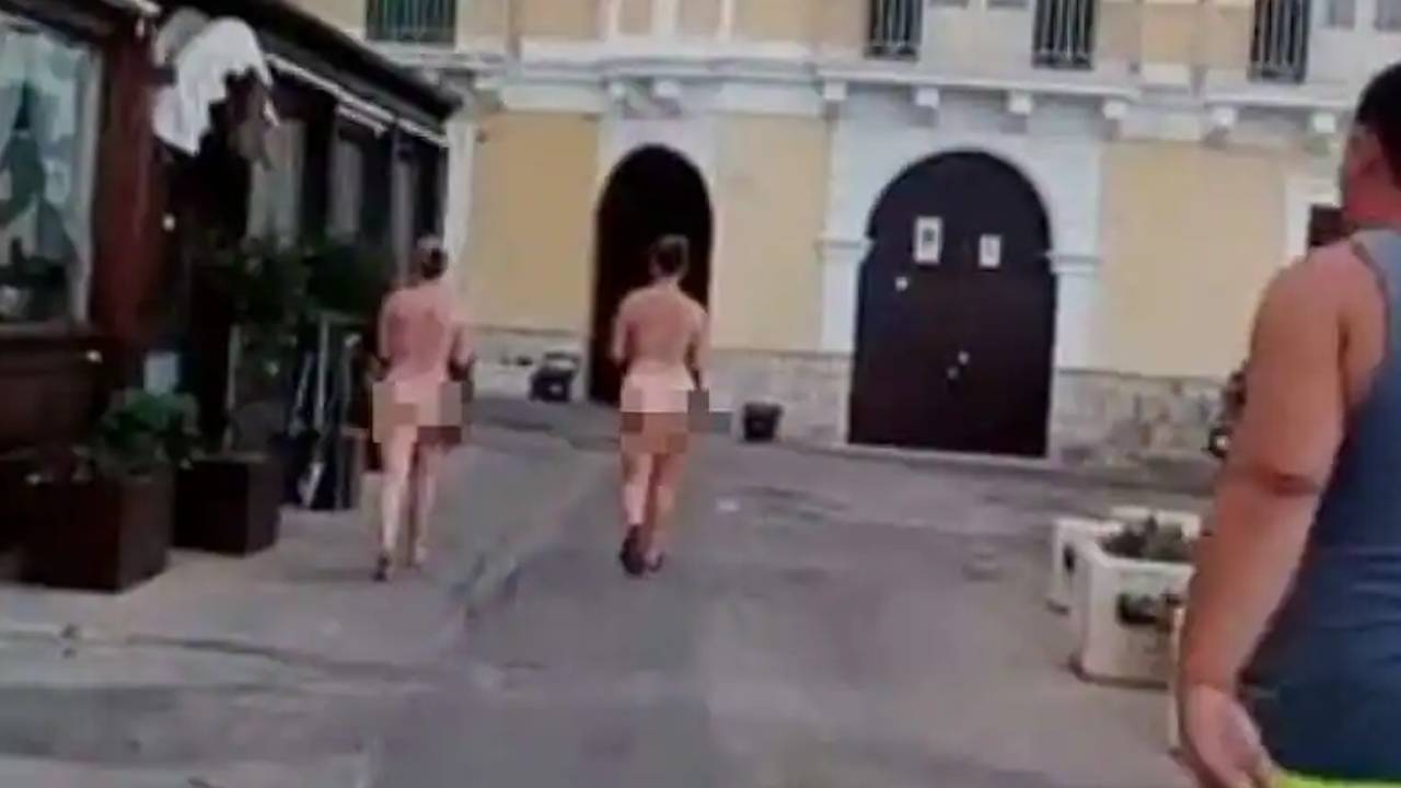 “L’estate è arrivata”: due turiste riprese completamente nude nel centro di Gallipoli – VIDEO