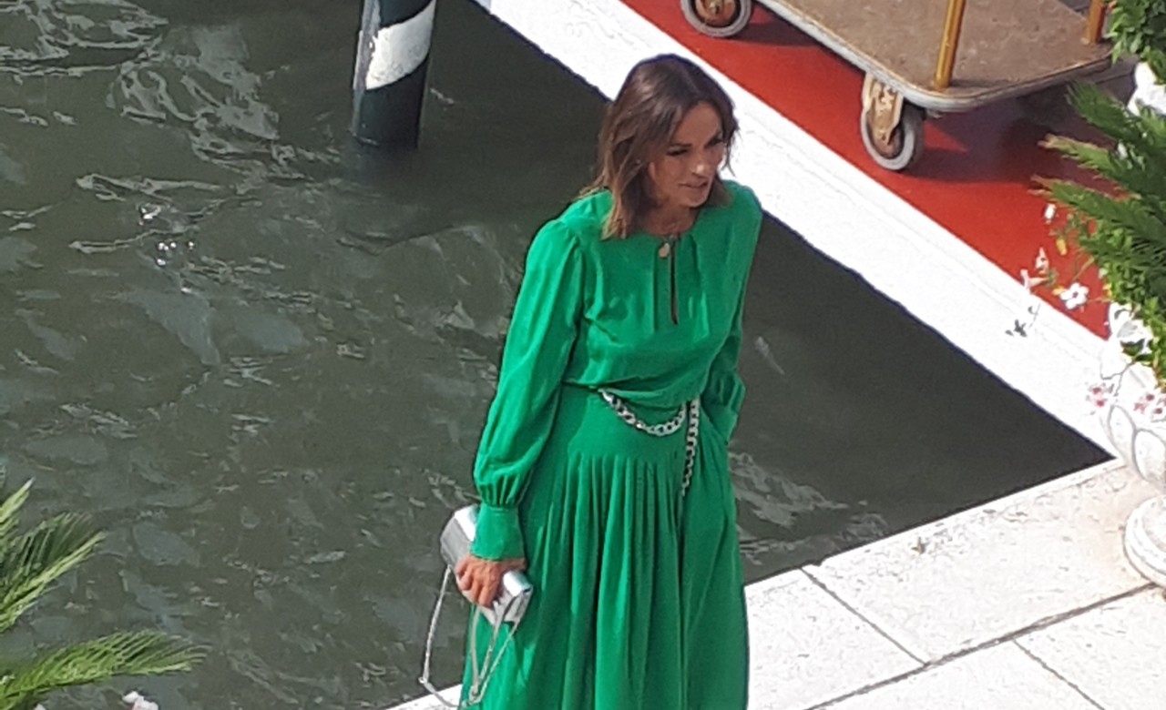 Venezia 79, Cristina Parodi di verde vestita in compagnia di Alberta Ferretti