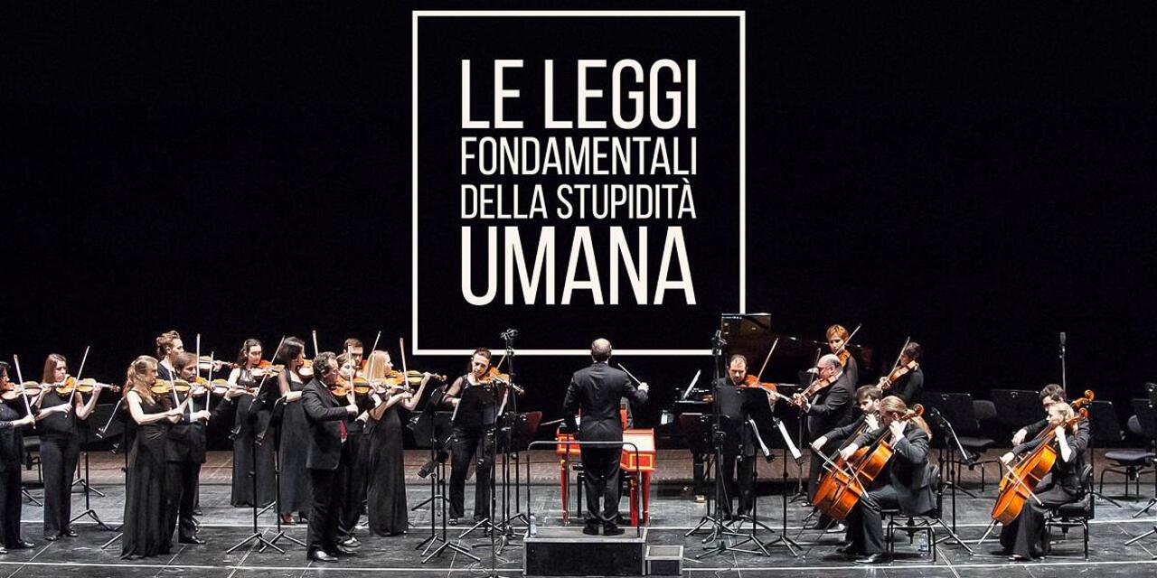 Le leggi fondamentali della stupidità umana | Curiosità dell’opera teatrale in onda su Rai 5