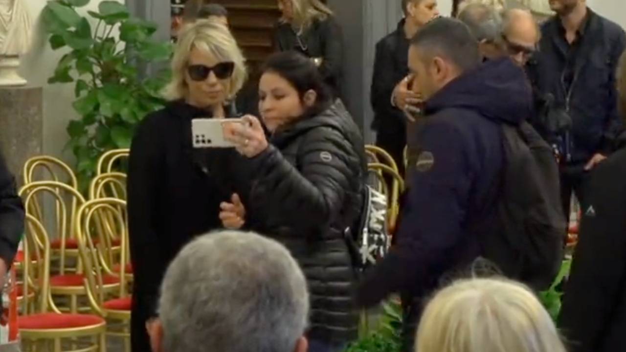 Morte Maurizio Costanzo, alla camera ardente c’è chiede un selfie a Maria De Filippi – VIDEO