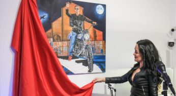 “Effetto Moira Lena Tassi”: i bolognesi rapiti dal suo capolavoro “L’Ultima Luna” in onore a Lucio Dalla